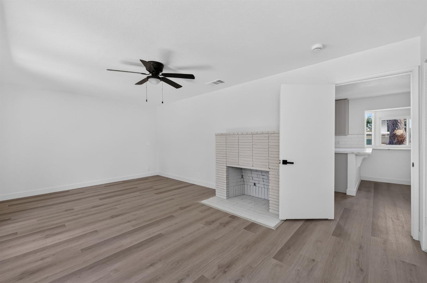 210 N Sunnyside Ave, Clovis, CA 93611