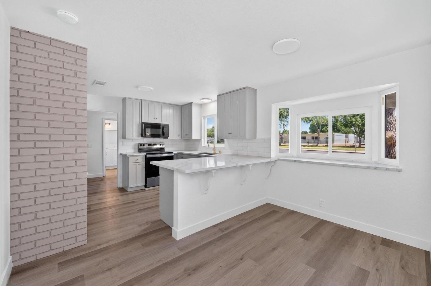 210 N Sunnyside Ave, Clovis, CA 93611