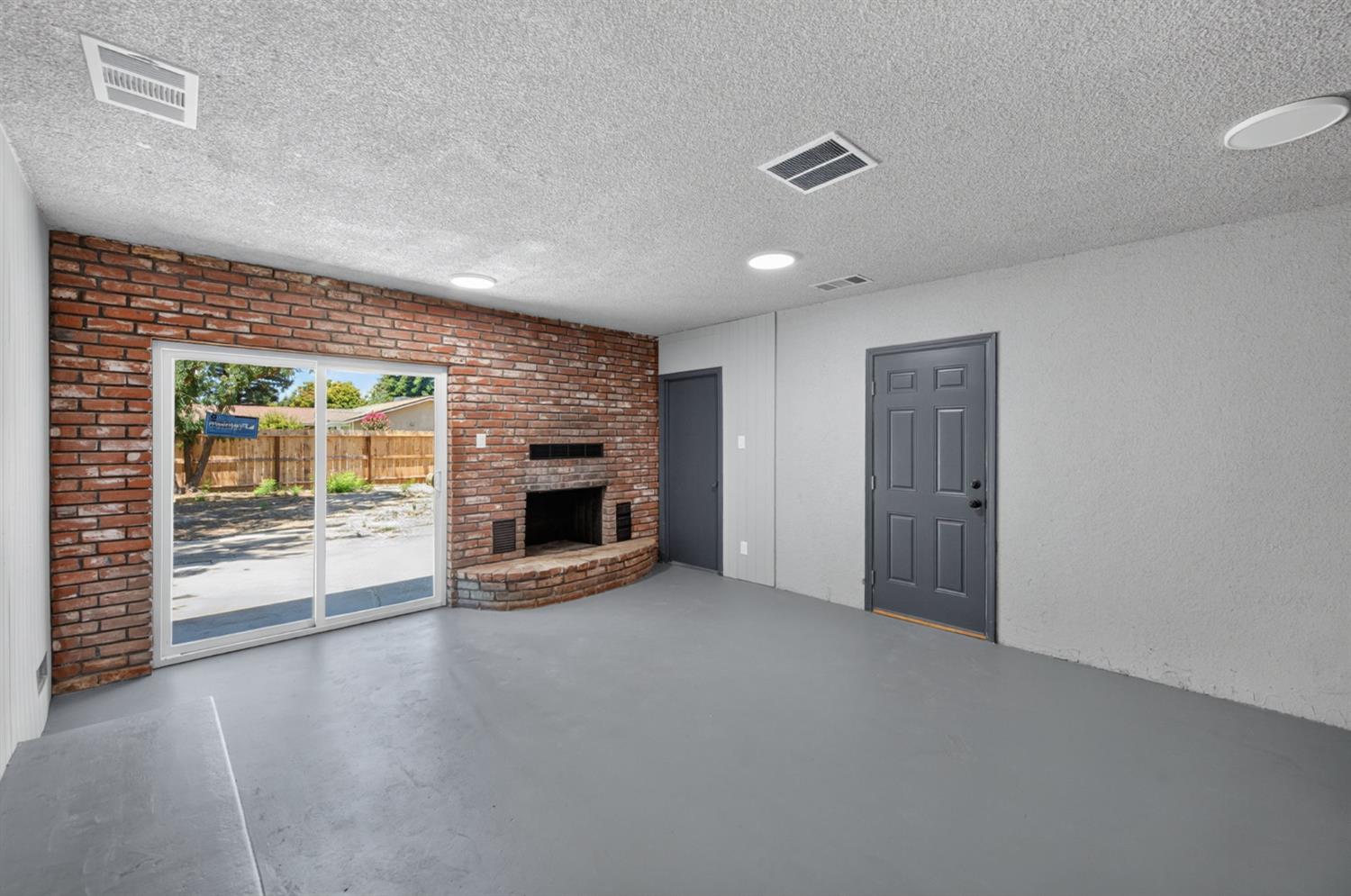 210 N Sunnyside Ave, Clovis, CA 93611