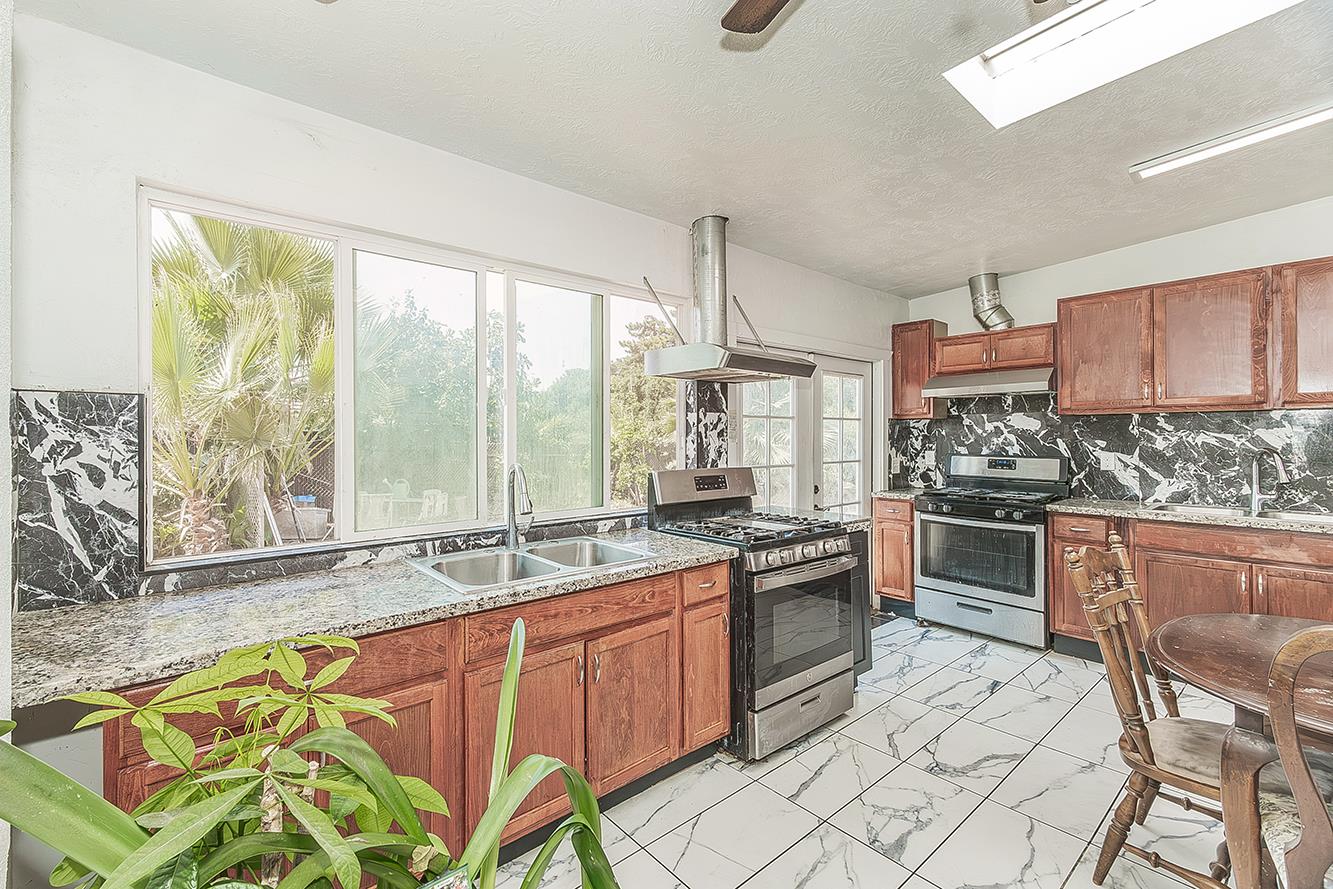 1636 S Clovis Ave, Fresno, CA 93727