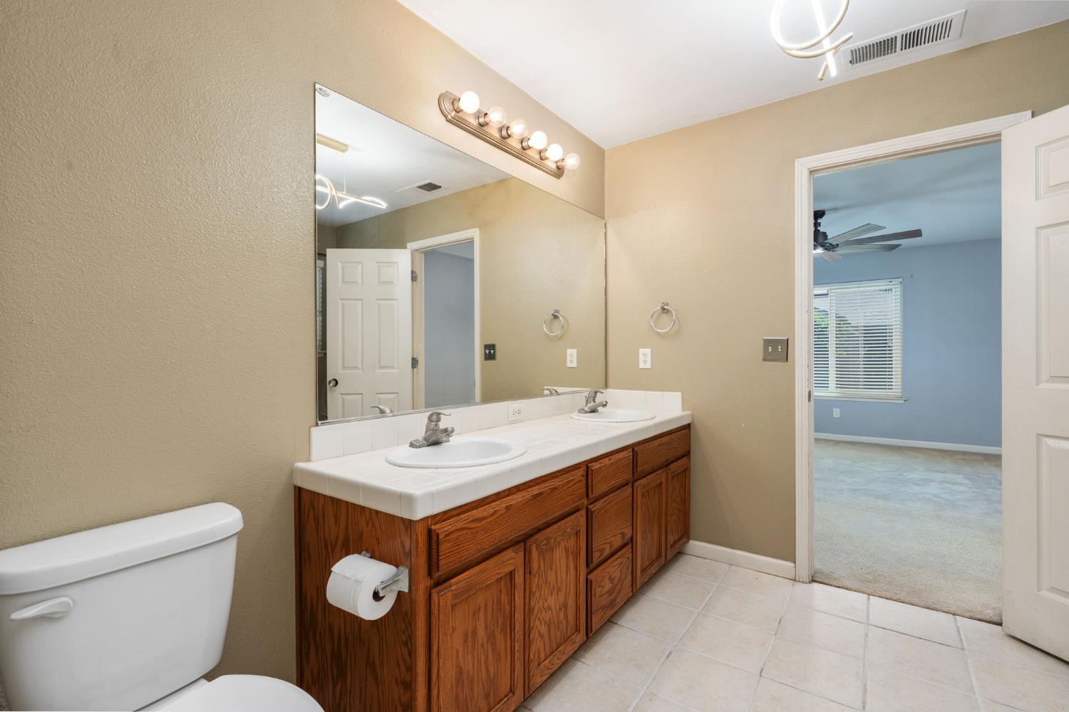 5583 W Floradora Ave, Fresno, CA 93722