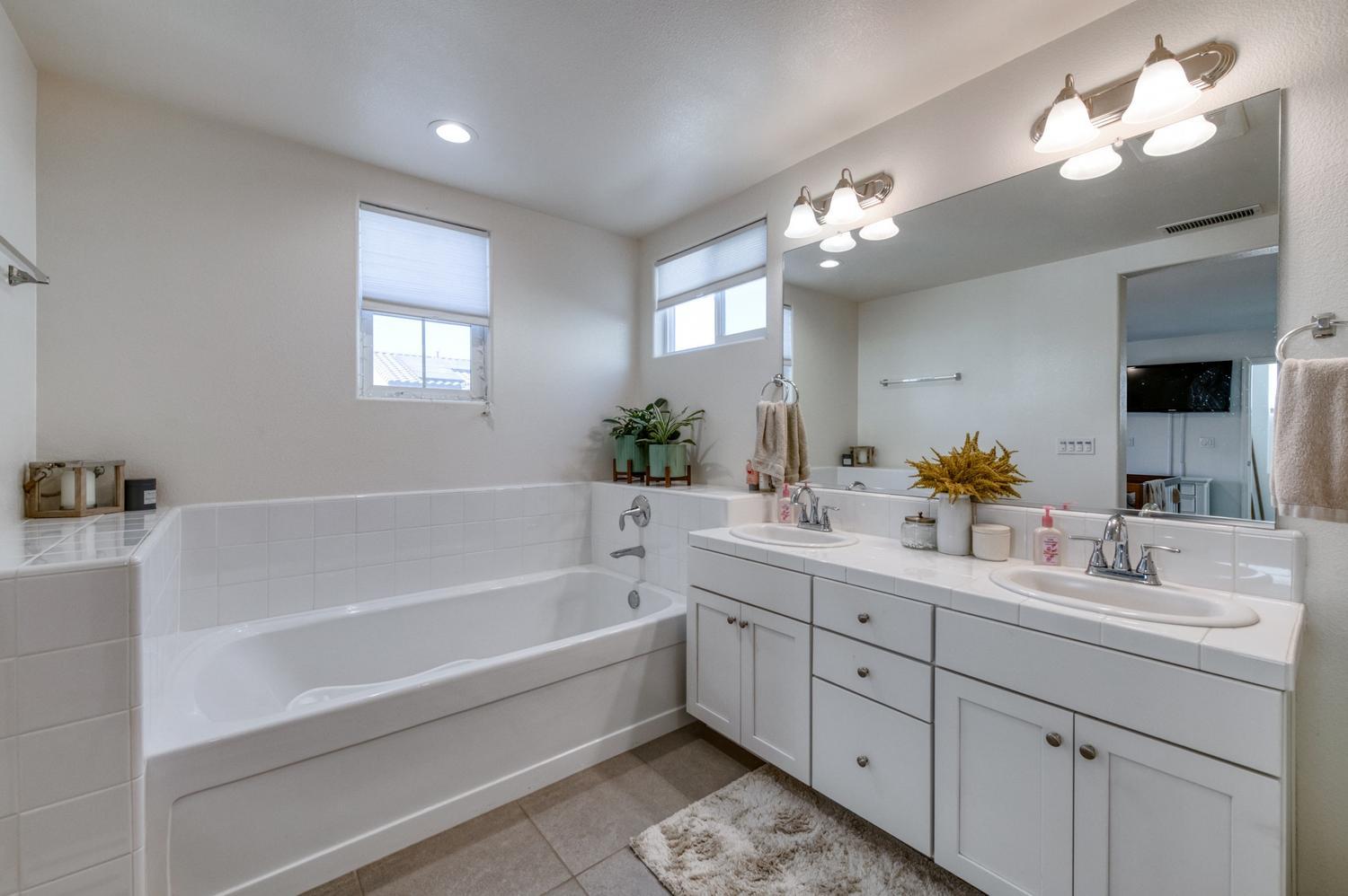 836 Winchell Way W, Madera, CA 93636