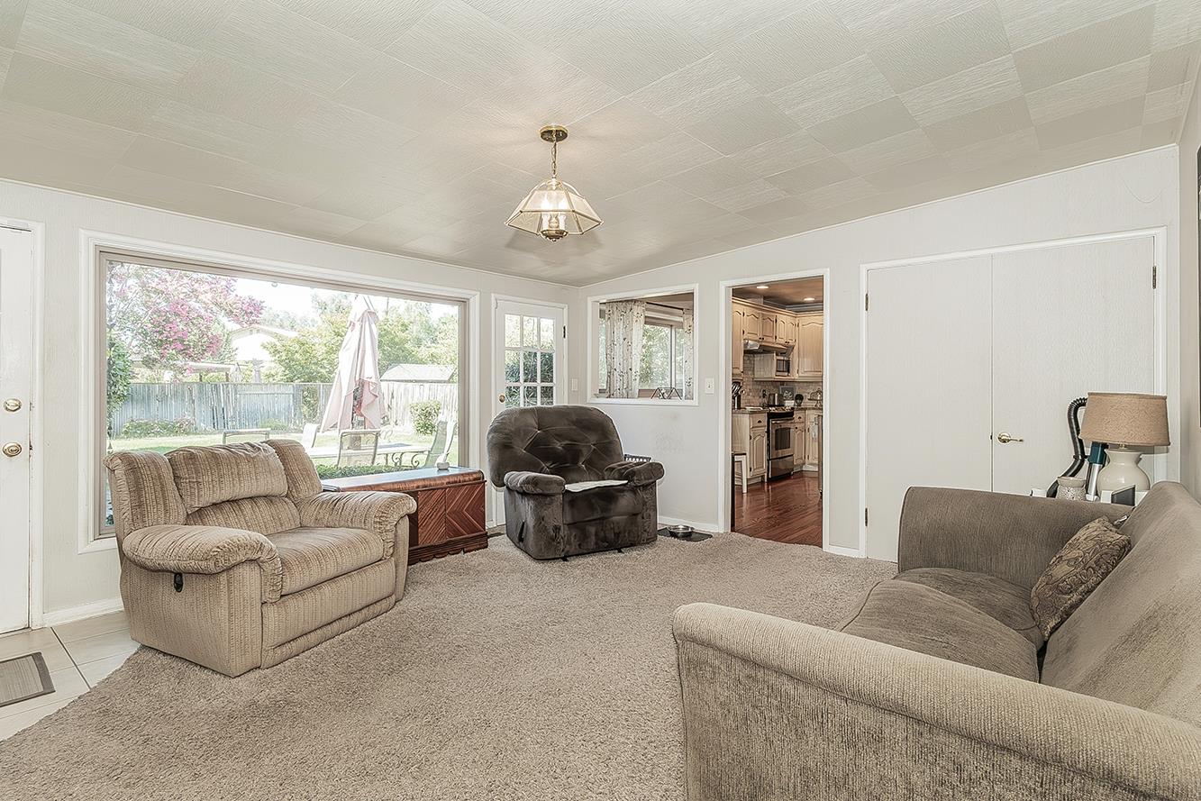 145 N Park Dr, Madera, CA 93637