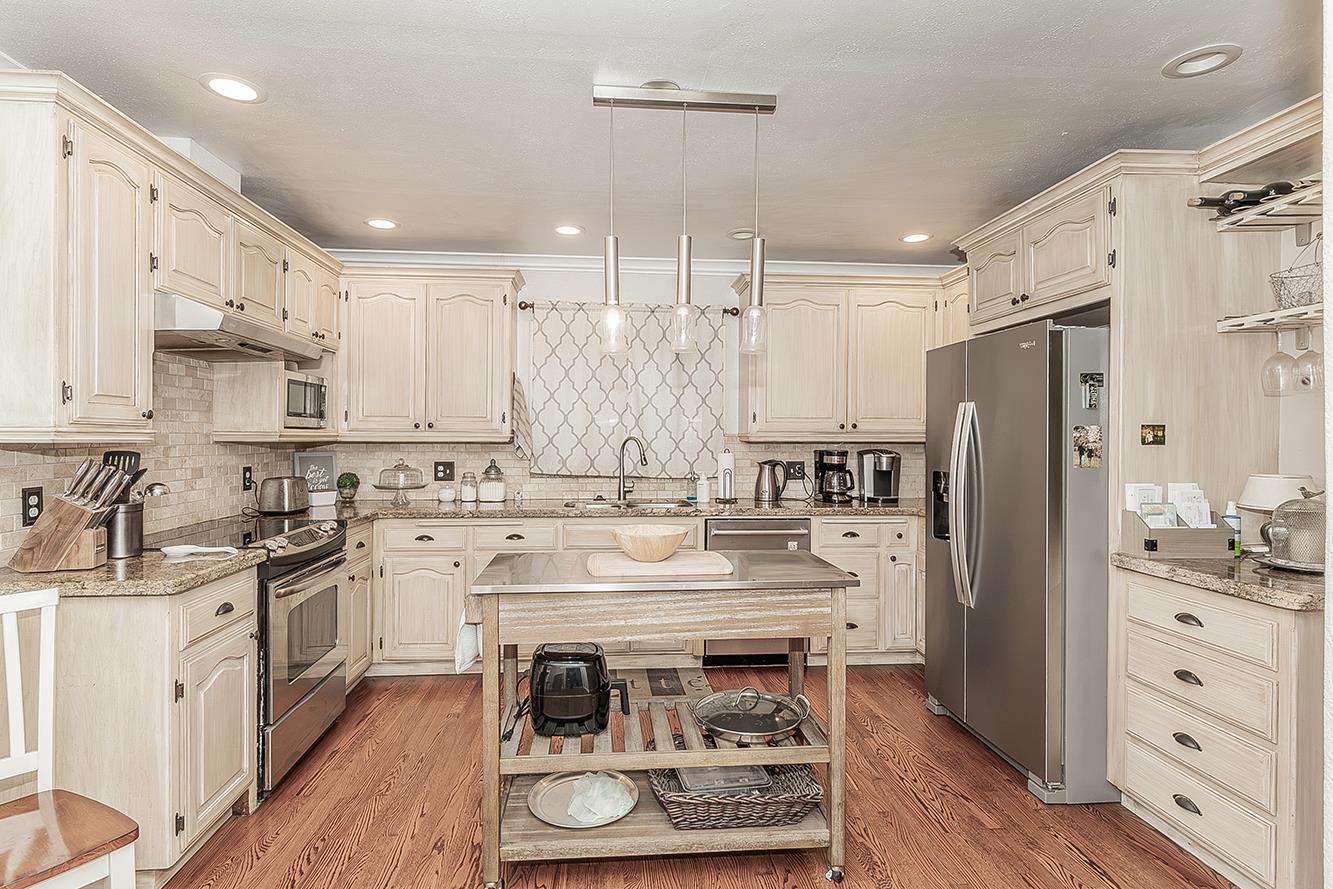 145 N Park Dr, Madera, CA 93637