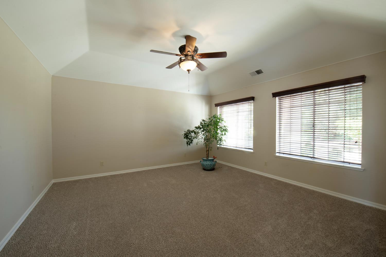 5232 Horseshoe Bend Ave, Clovis, CA 93619