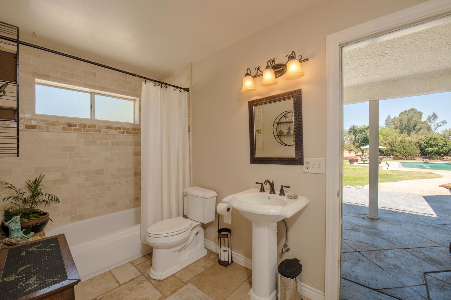 5232 Horseshoe Bend Ave, Clovis, CA 93619