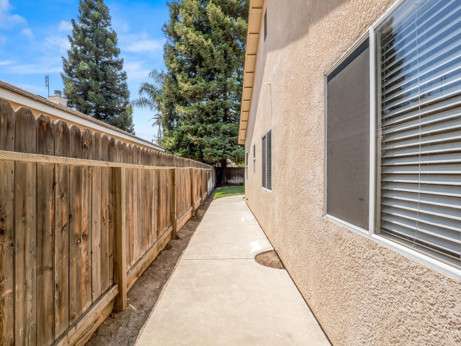 1291 Hillcrest St, Selma, CA 93662