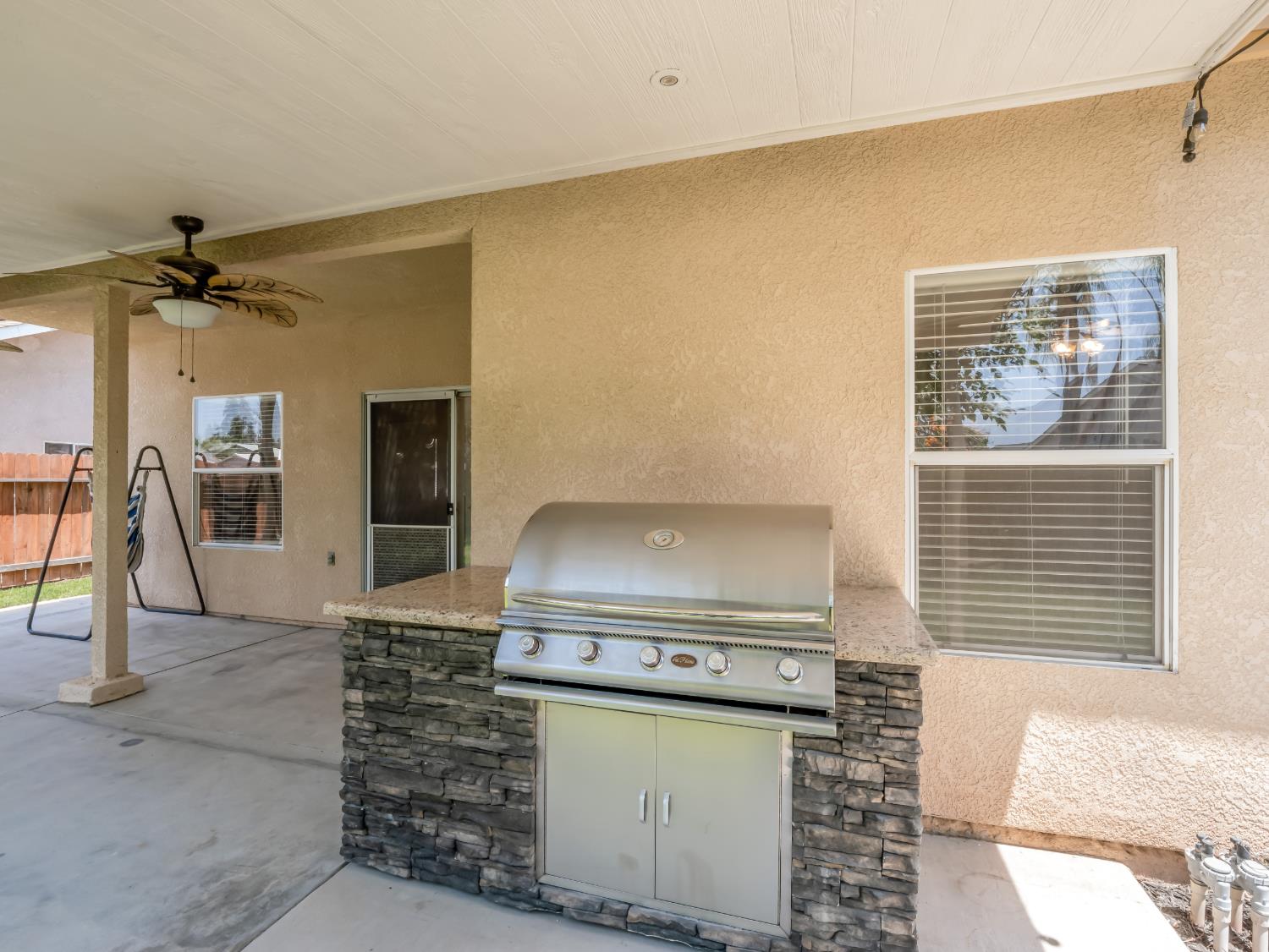 1291 Hillcrest St, Selma, CA 93662