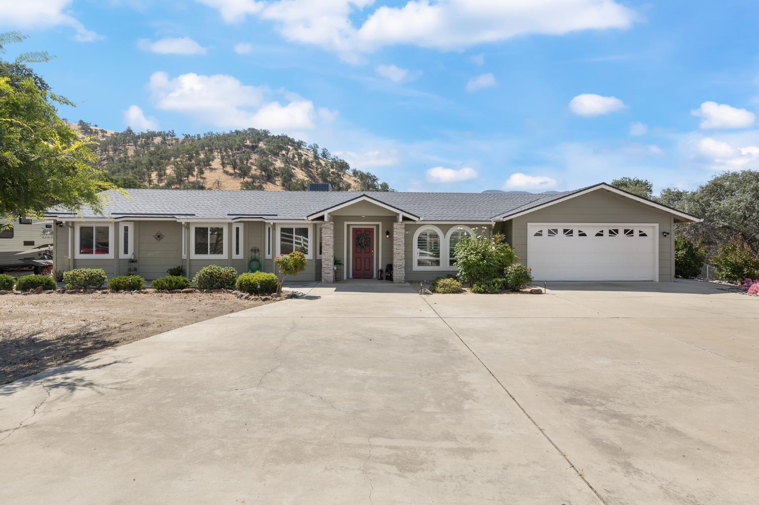 6873 Rodeo Dr, Sanger, CA 93657