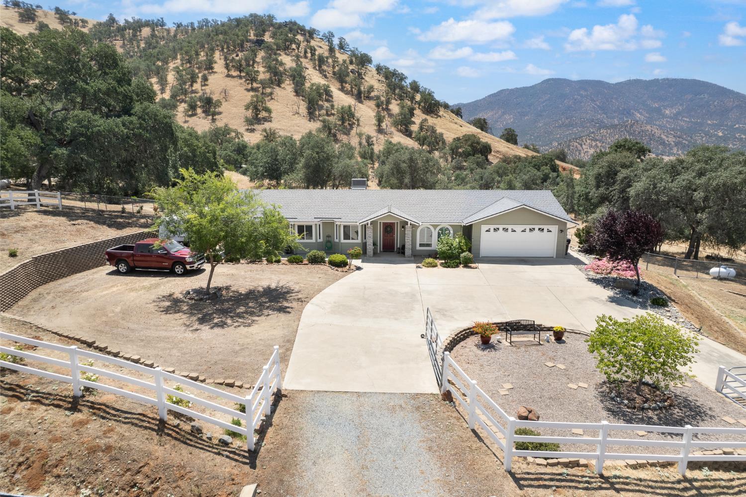 6873 Rodeo Dr, Sanger, CA 93657