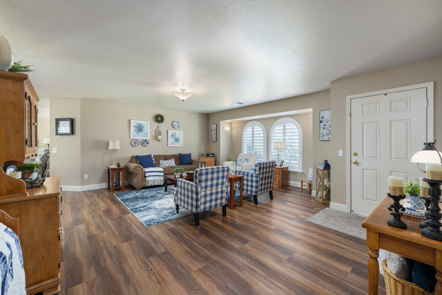 6873 Rodeo Dr, Sanger, CA 93657