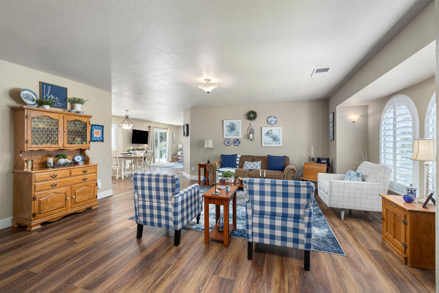 6873 Rodeo Dr, Sanger, CA 93657