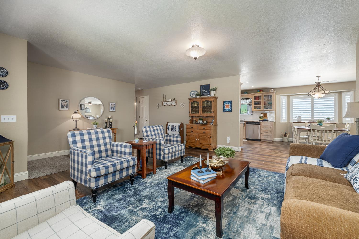 6873 Rodeo Dr, Sanger, CA 93657