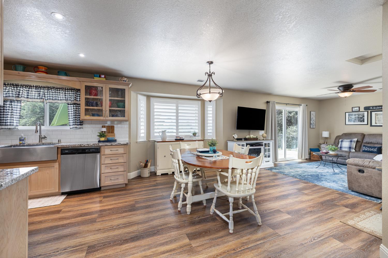 6873 Rodeo Dr, Sanger, CA 93657