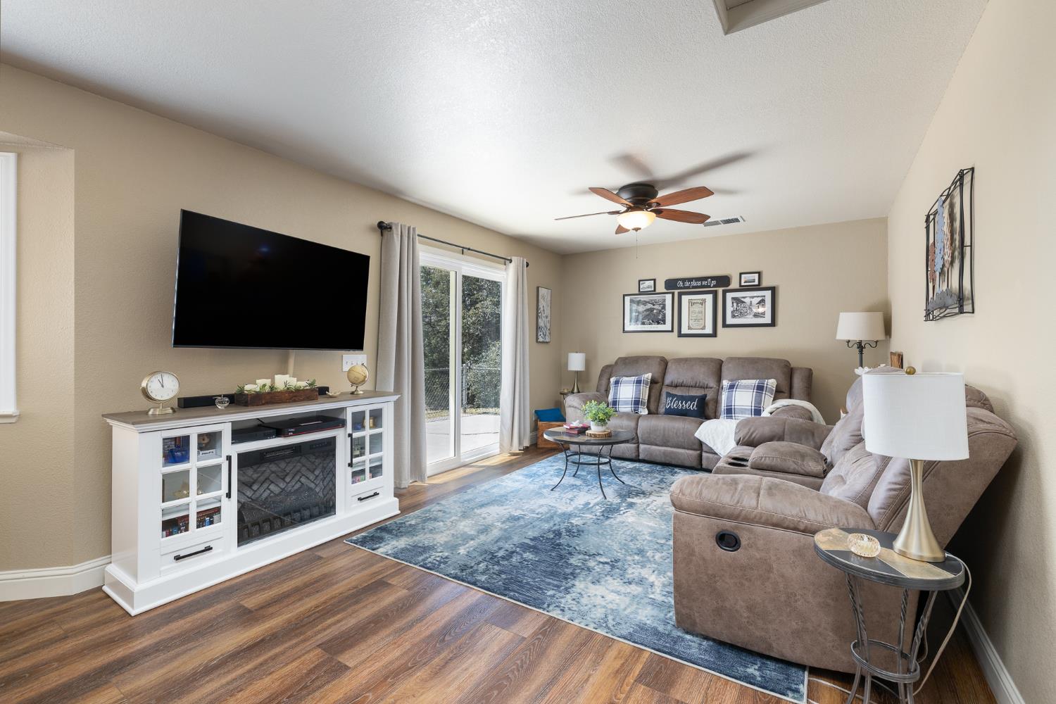 6873 Rodeo Dr, Sanger, CA 93657