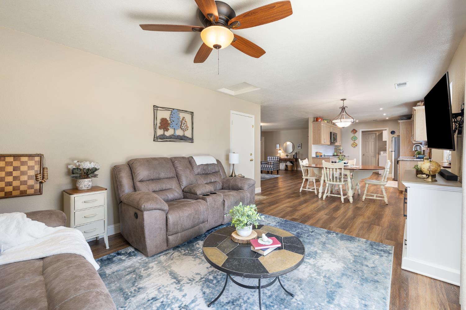6873 Rodeo Dr, Sanger, CA 93657