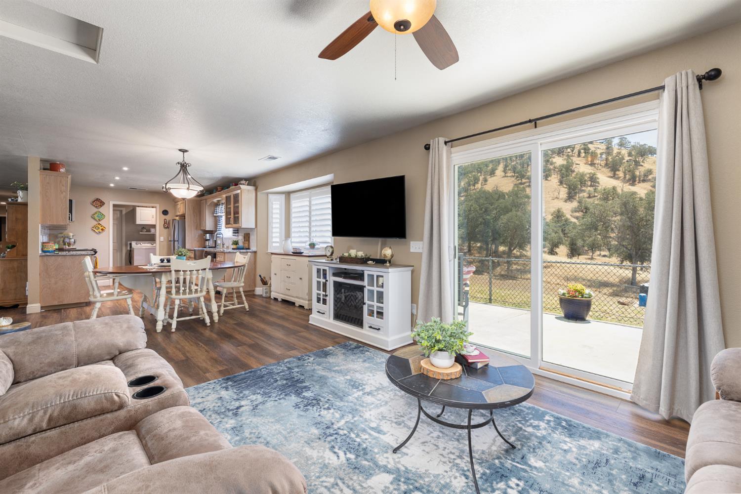 6873 Rodeo Dr, Sanger, CA 93657