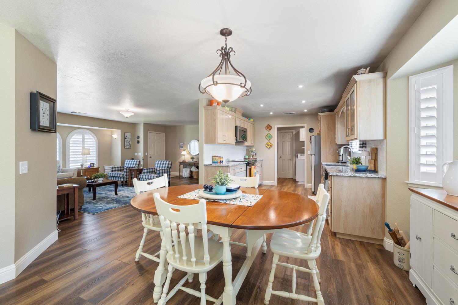 6873 Rodeo Dr, Sanger, CA 93657