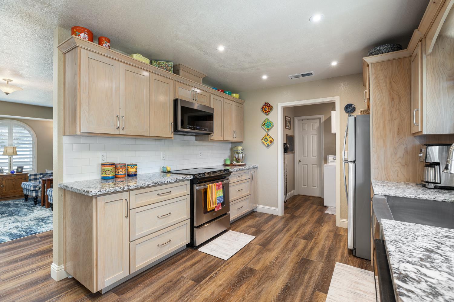 6873 Rodeo Dr, Sanger, CA 93657