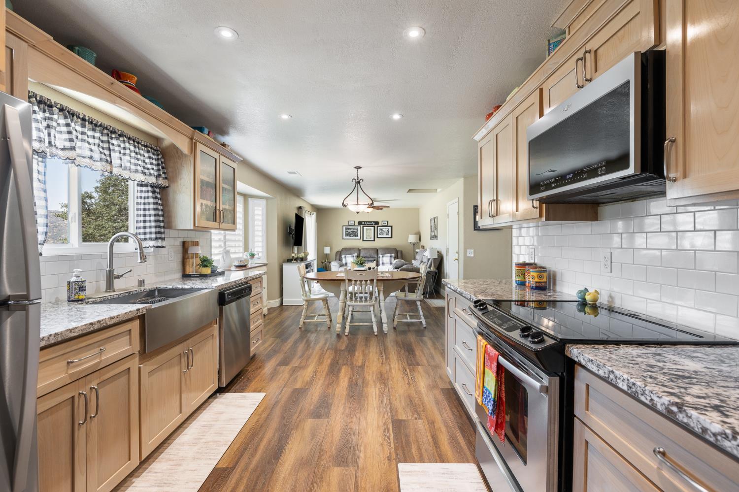 6873 Rodeo Dr, Sanger, CA 93657
