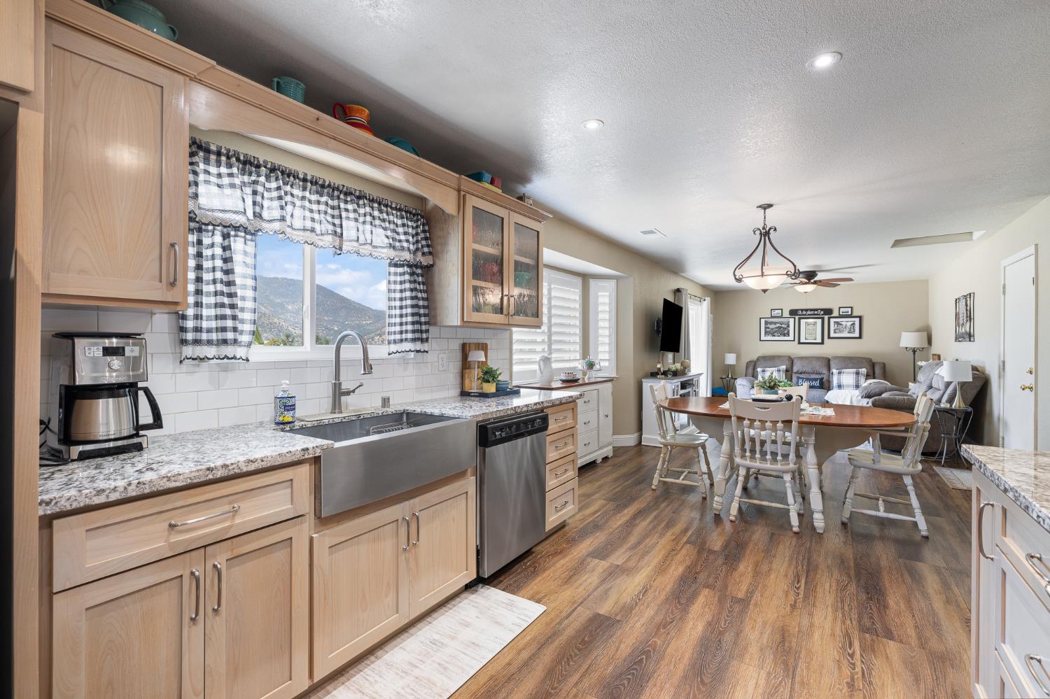 6873 Rodeo Dr, Sanger, CA 93657