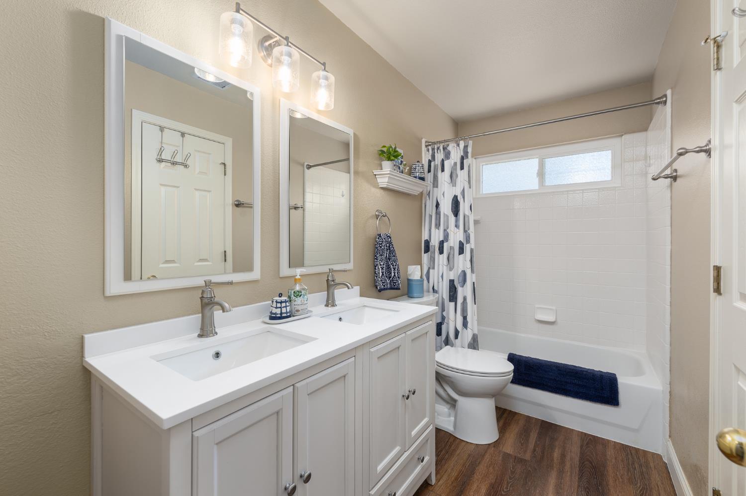 6873 Rodeo Dr, Sanger, CA 93657
