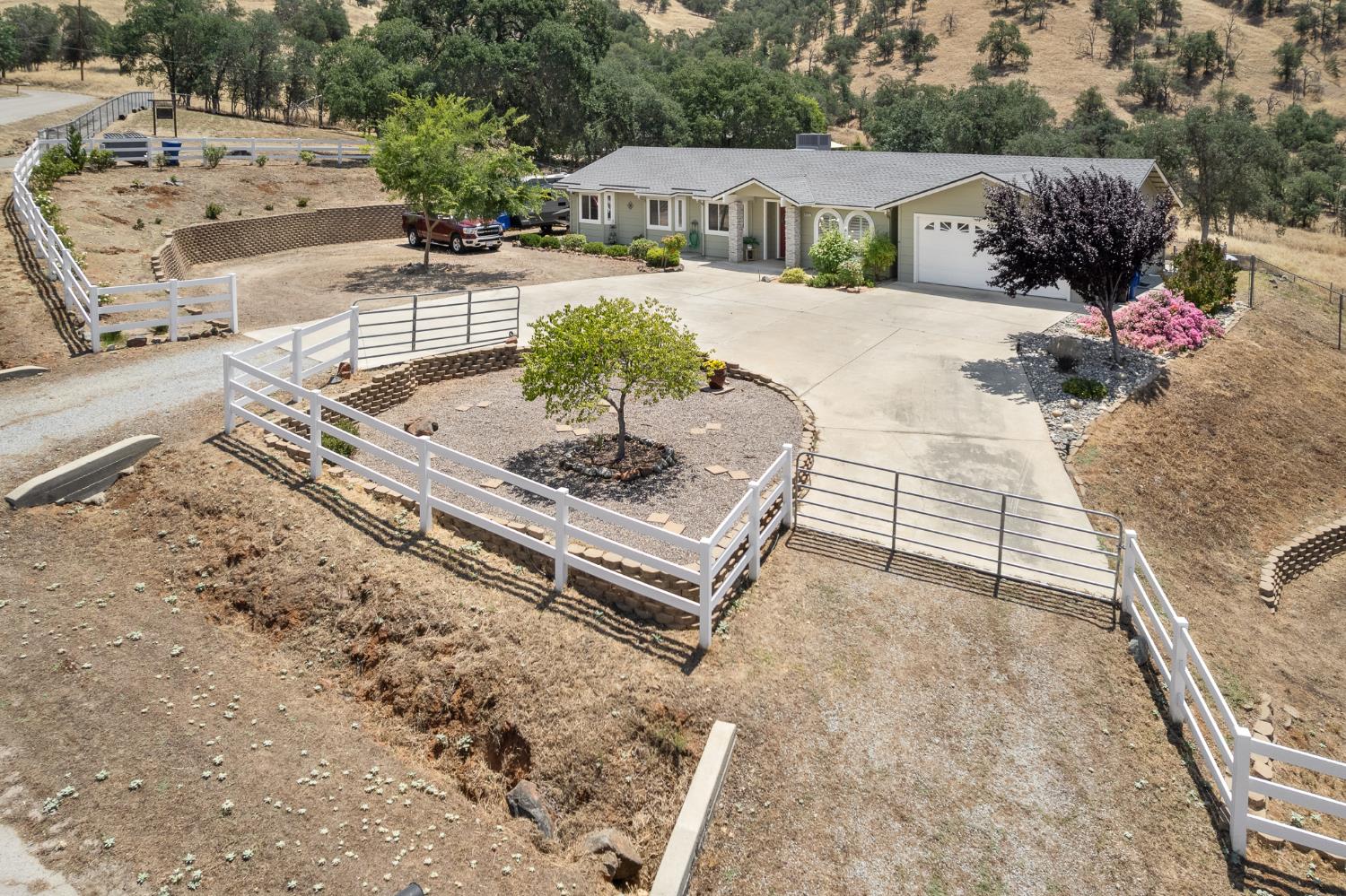 6873 Rodeo Dr, Sanger, CA 93657