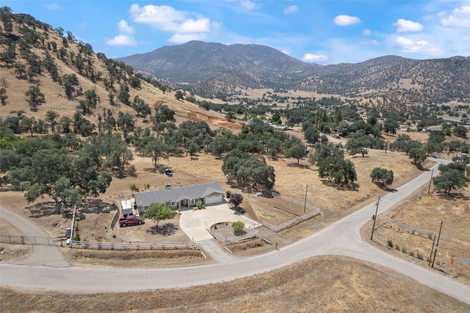 6873 Rodeo Dr, Sanger, CA 93657