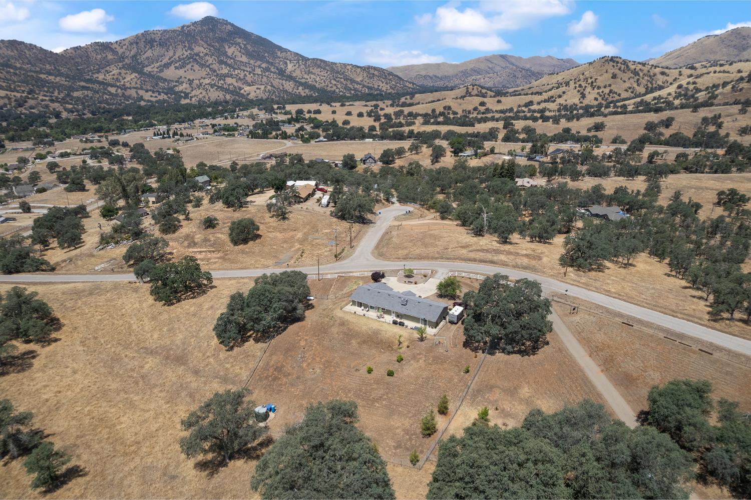6873 Rodeo Dr, Sanger, CA 93657