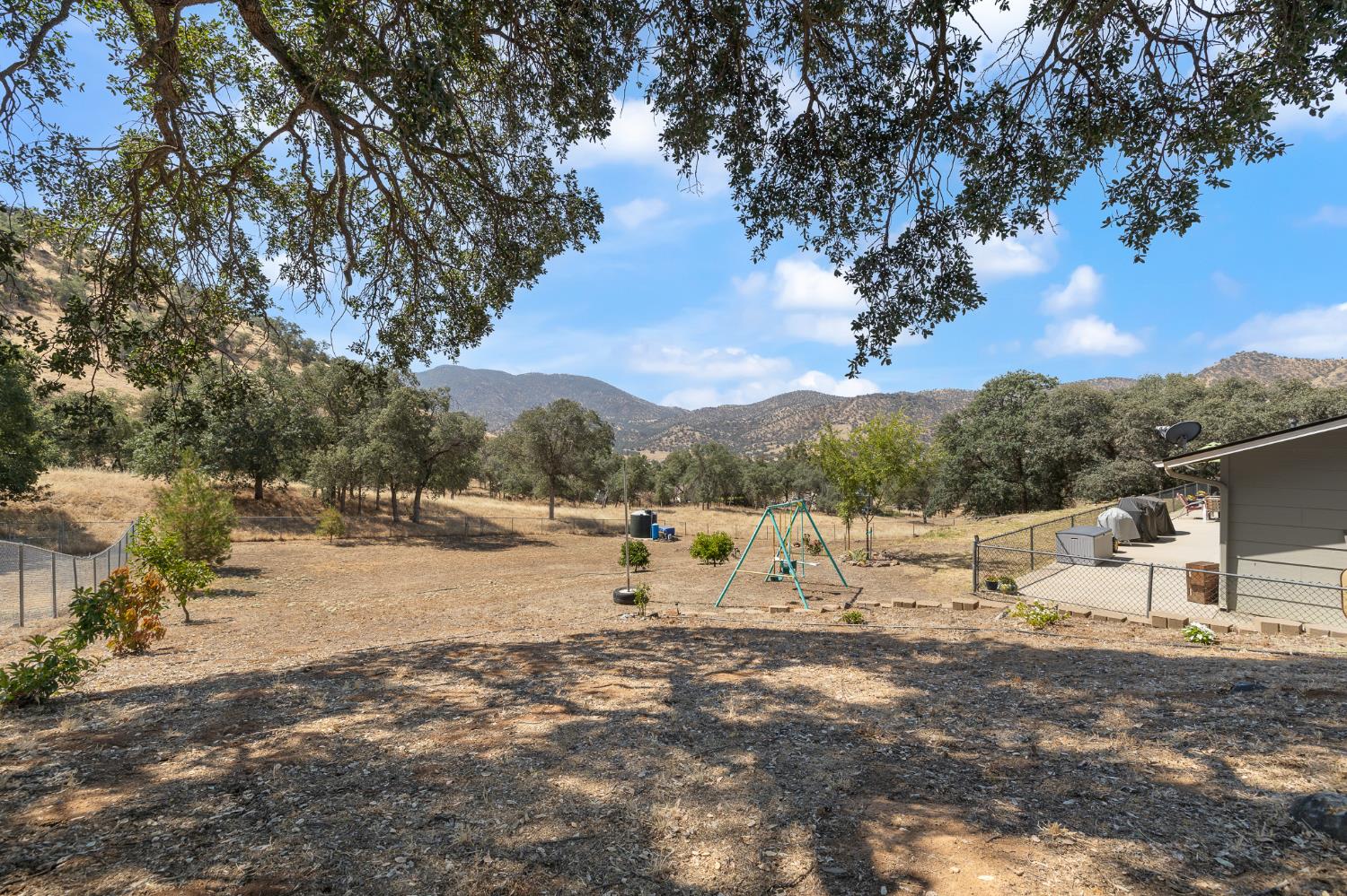 6873 Rodeo Dr, Sanger, CA 93657