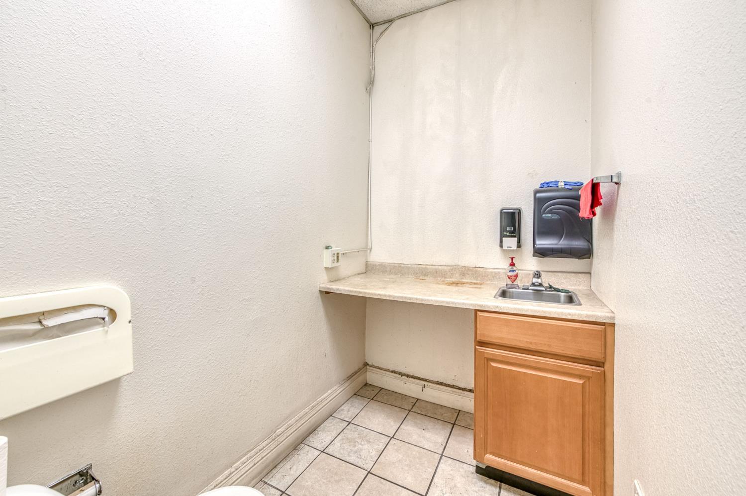 2403 2405 E Clinton Ave, Fresno, CA 93703