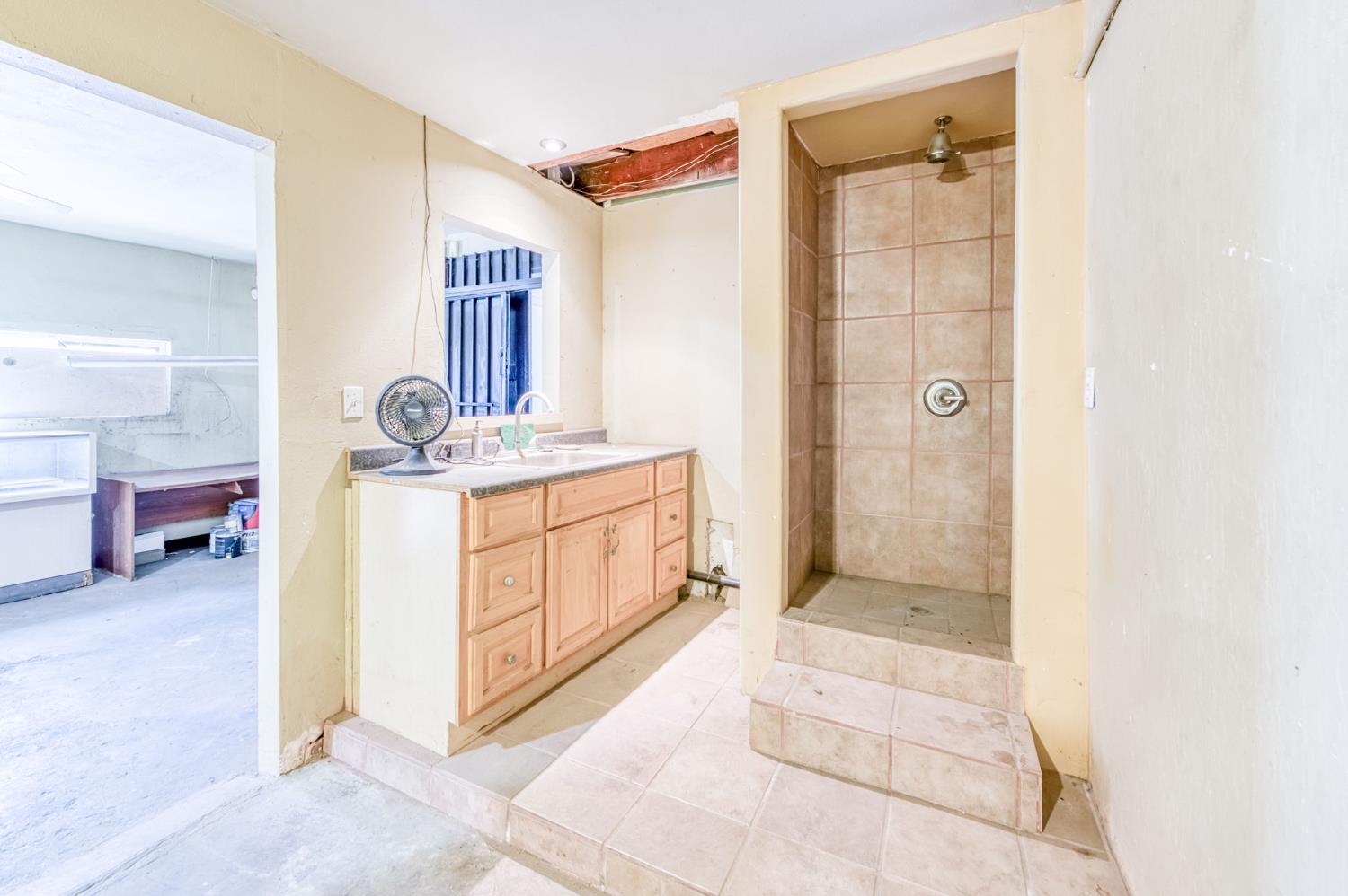 2403 2405 E Clinton Ave, Fresno, CA 93703