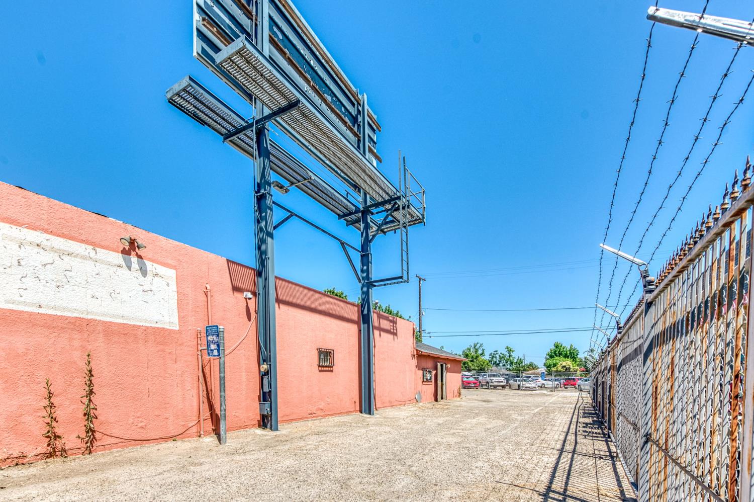 2403 2405 E Clinton Ave, Fresno, CA 93703