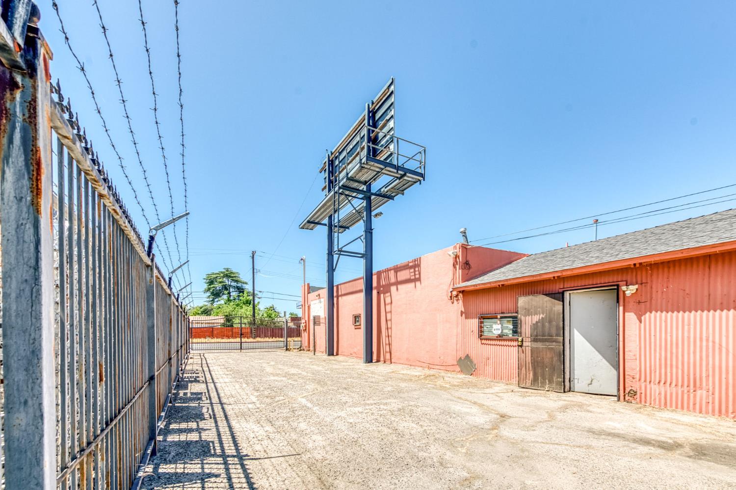 2403 2405 E Clinton Ave, Fresno, CA 93703