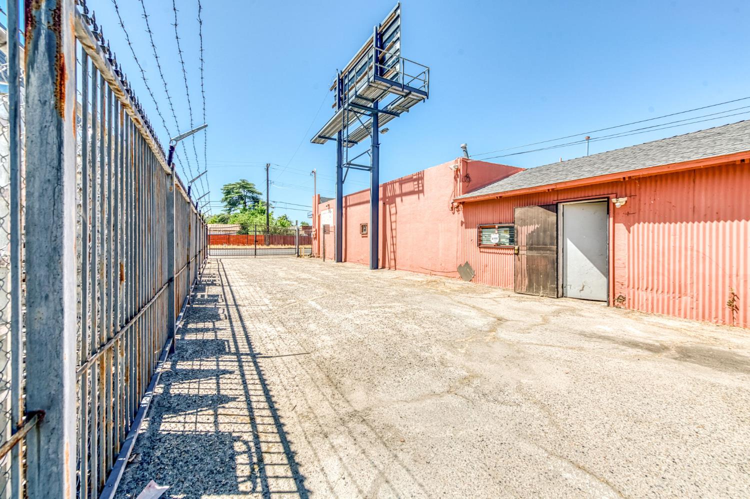 2403 2405 E Clinton Ave, Fresno, CA 93703