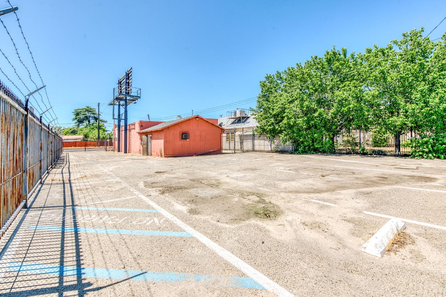 2403 2405 E Clinton Ave, Fresno, CA 93703