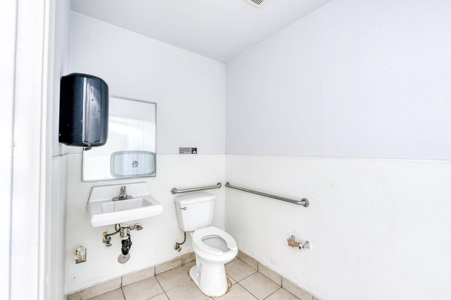 2403 2405 E Clinton Ave, Fresno, CA 93703