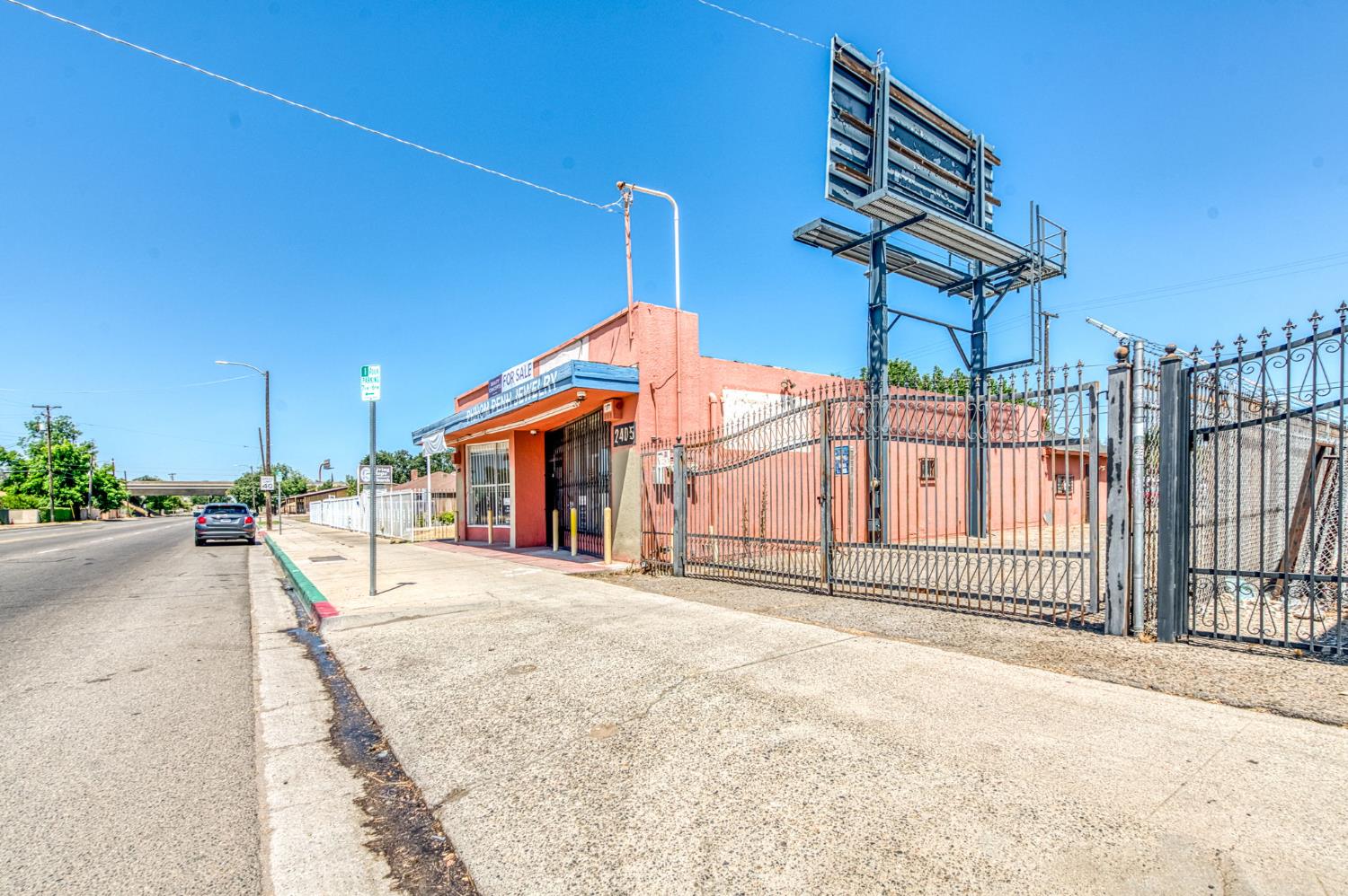 2403 2405 E Clinton Ave, Fresno, CA 93703