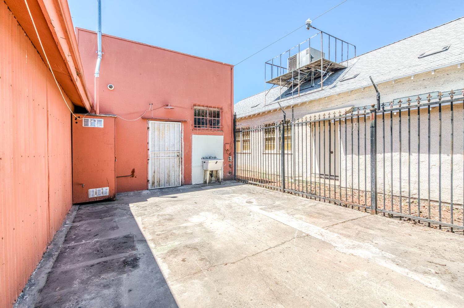 2403 2405 E Clinton Ave, Fresno, CA 93703