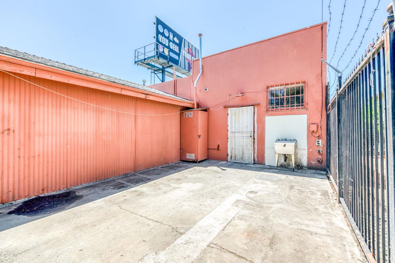 2403 2405 E Clinton Ave, Fresno, CA 93703