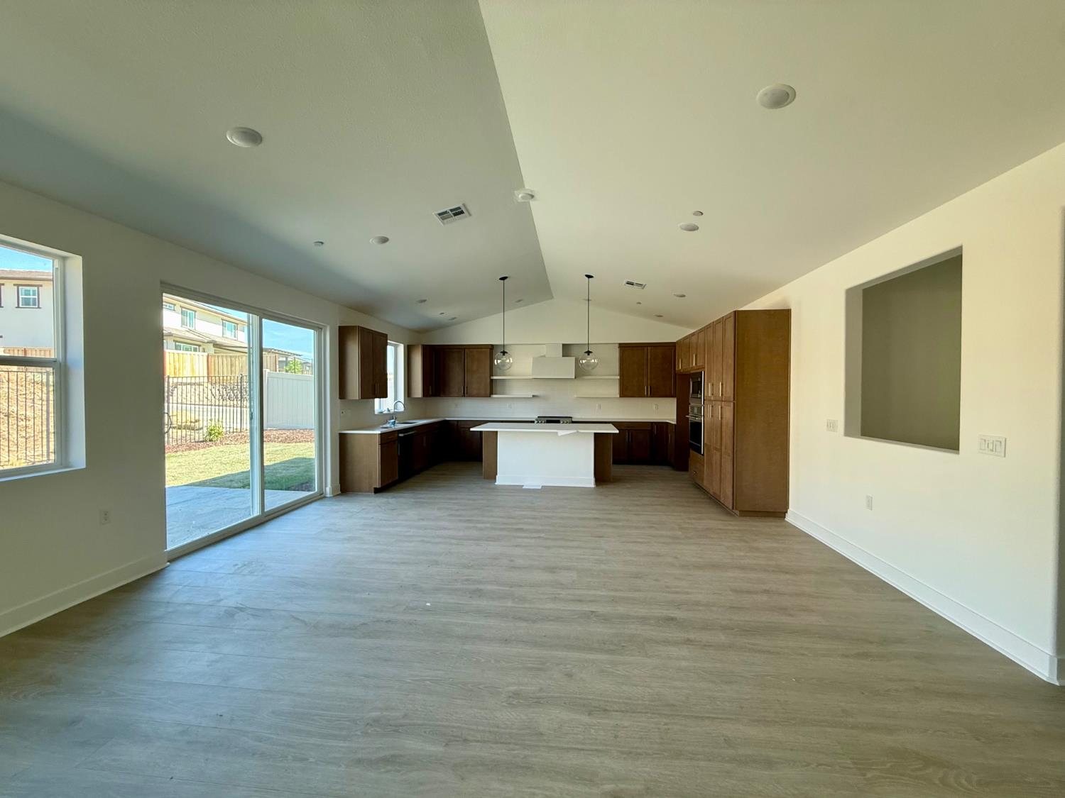 8111 Cottonwood Dr, Friant, CA 93626