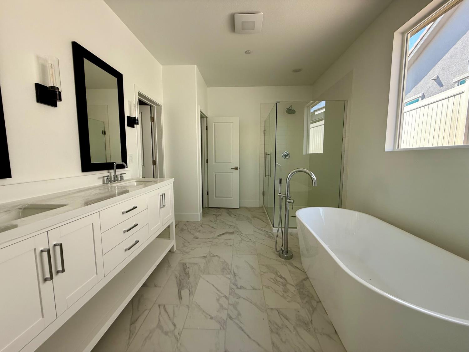 8111 Cottonwood Dr, Friant, CA 93626