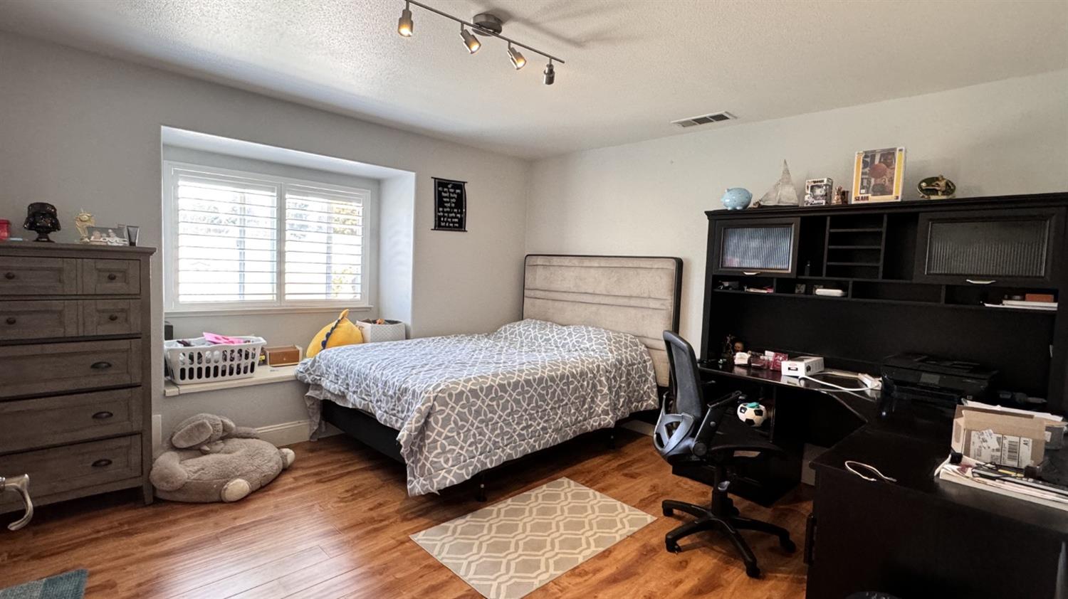 5052 W Locust Ave, Fresno, CA 93722