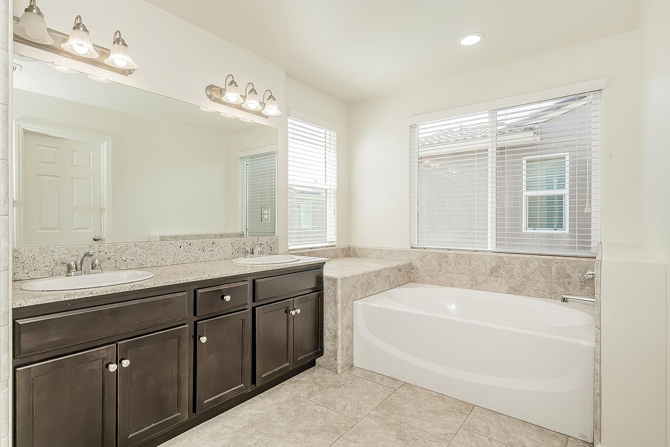 3415 Amanecer Ave, Clovis, CA 93619