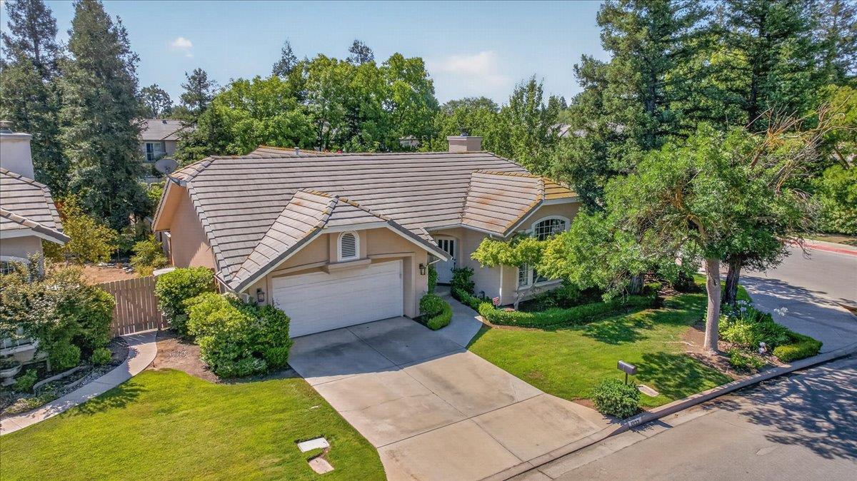 1327 E La France Dr, Fresno, CA 93720