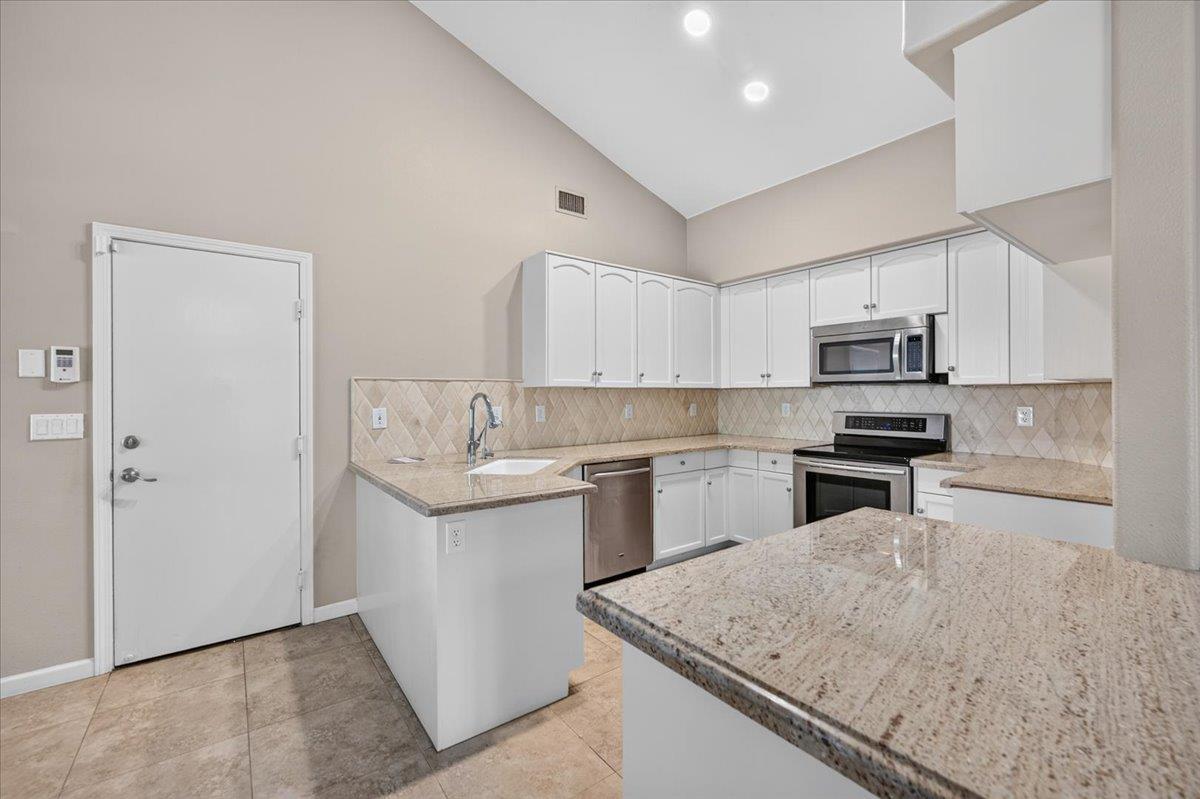 1327 E La France Dr, Fresno, CA 93720