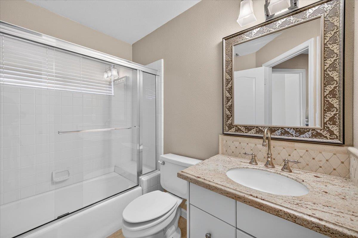 1327 E La France Dr, Fresno, CA 93720