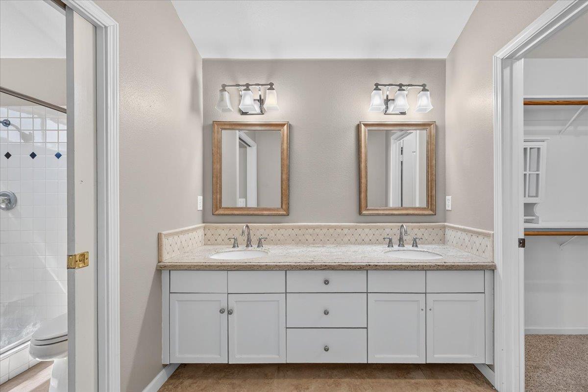 1327 E La France Dr, Fresno, CA 93720