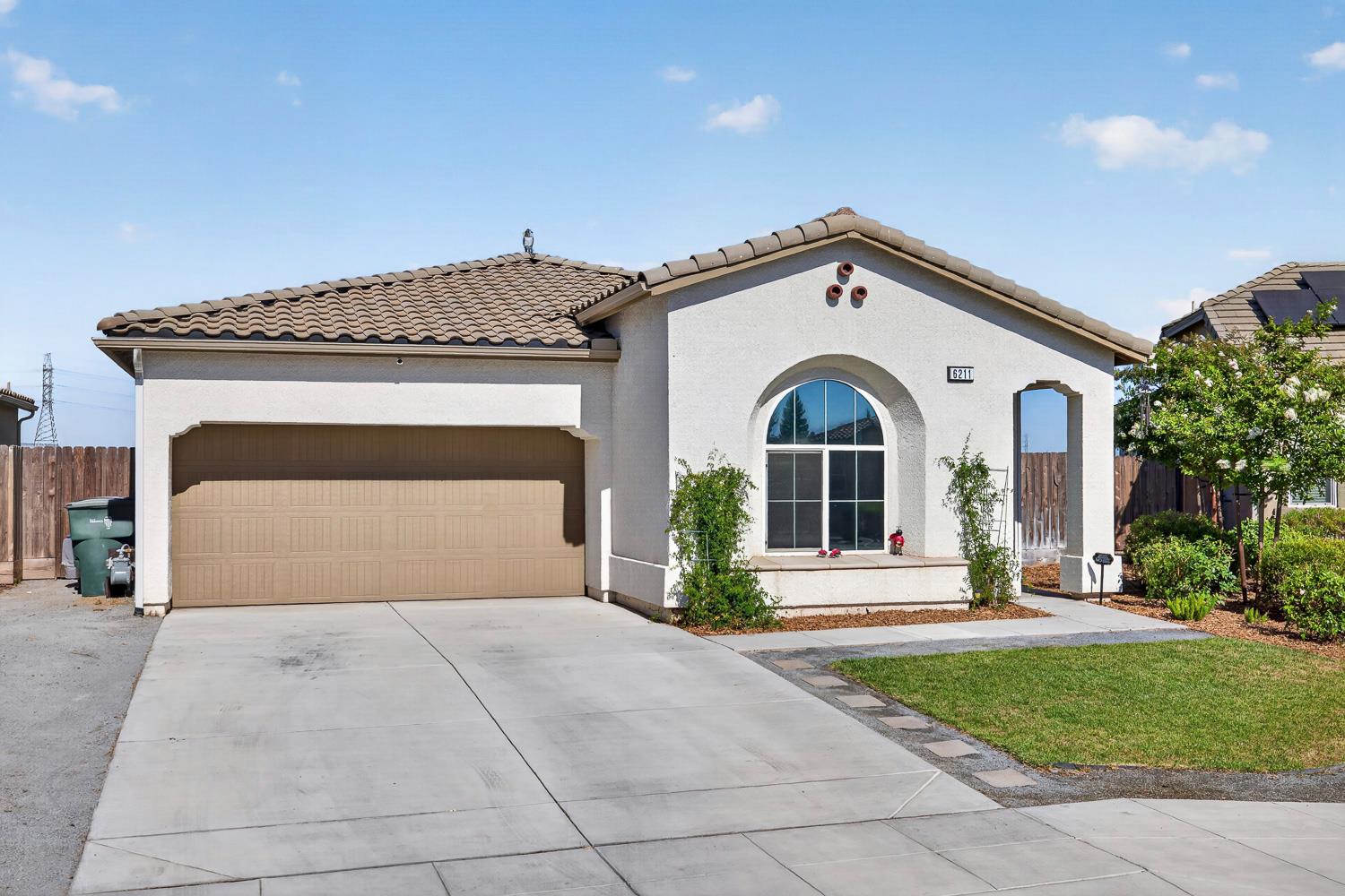 6211 N Vista Ave, Fresno, CA 93722