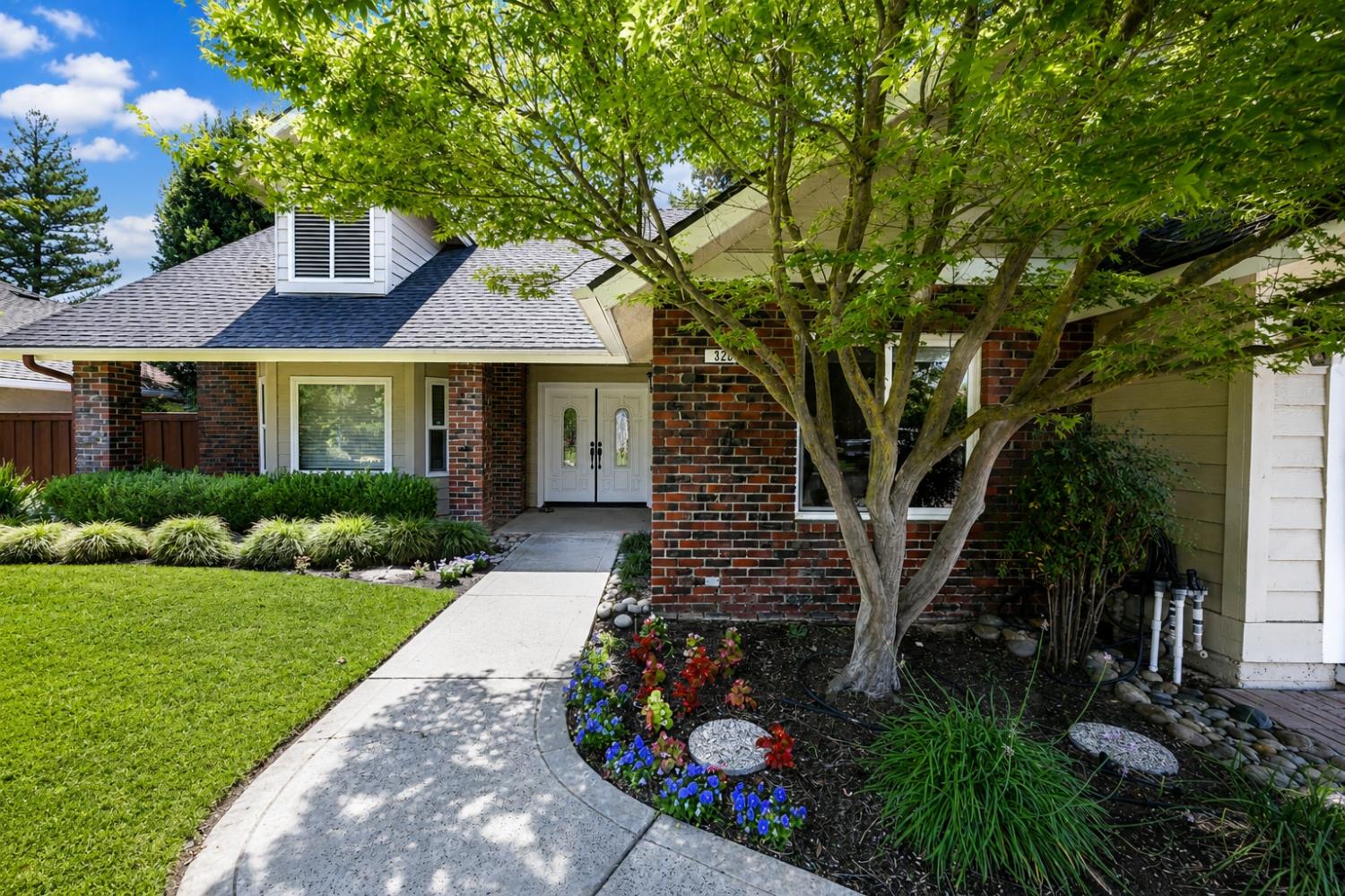 325 W Bluff Ave, Fresno, CA 93711
